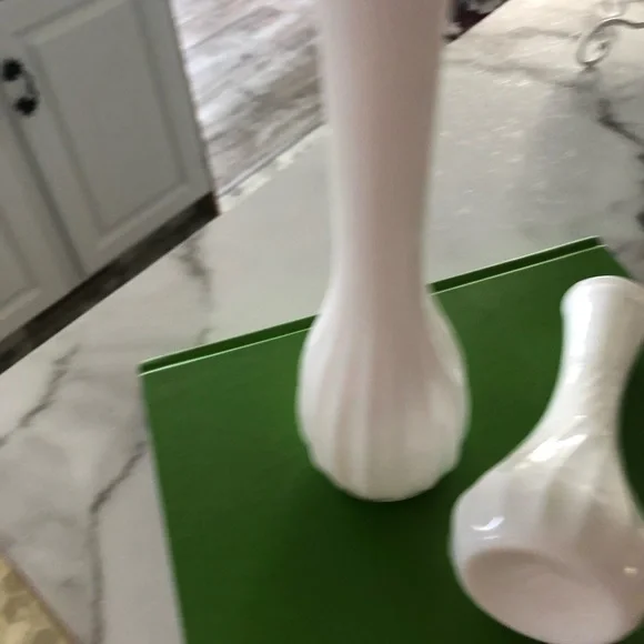 2 WHITE VASES - Picture 2 of 3